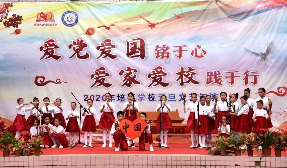 铁笼中的小鹿逃脱